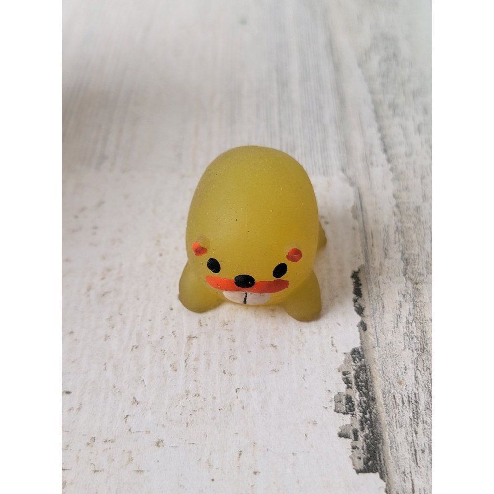 Rubber mini yellow Beaver bucktooth toy squishy figure
